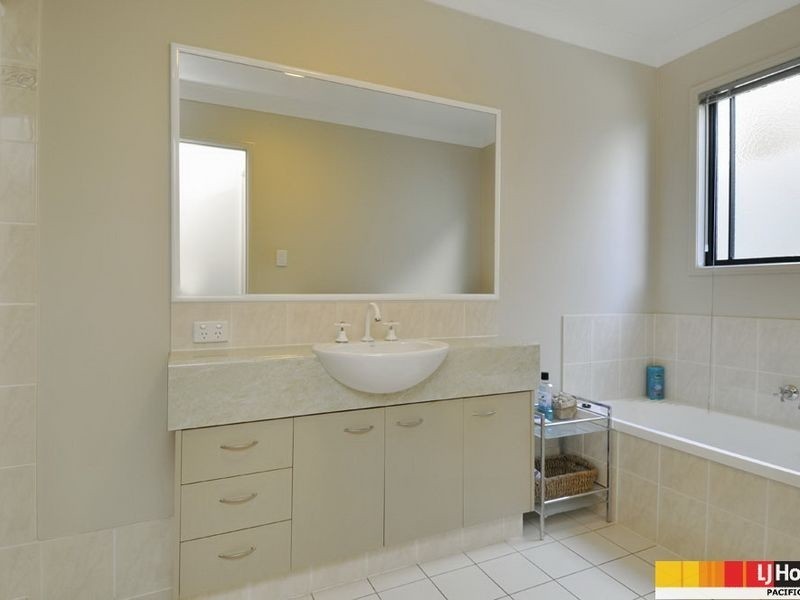 9 Manra Way, Pacific Pines QLD 4211