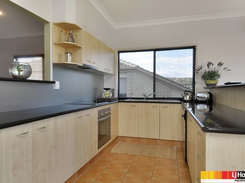 9 Manra Way, Pacific Pines QLD 4211