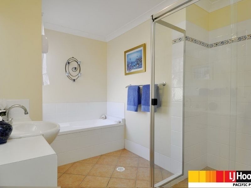 6 Bonin Close, Pacific Pines QLD 4211