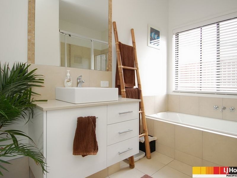 18 McGuire Court, Maudsland QLD 4210