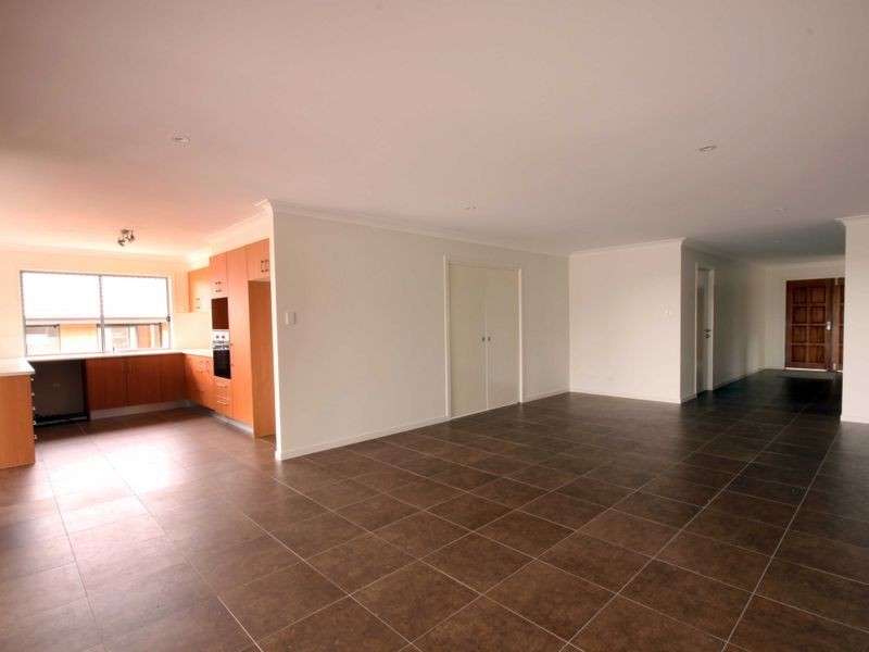 11 Roper Street, Pacific Pines QLD 4211