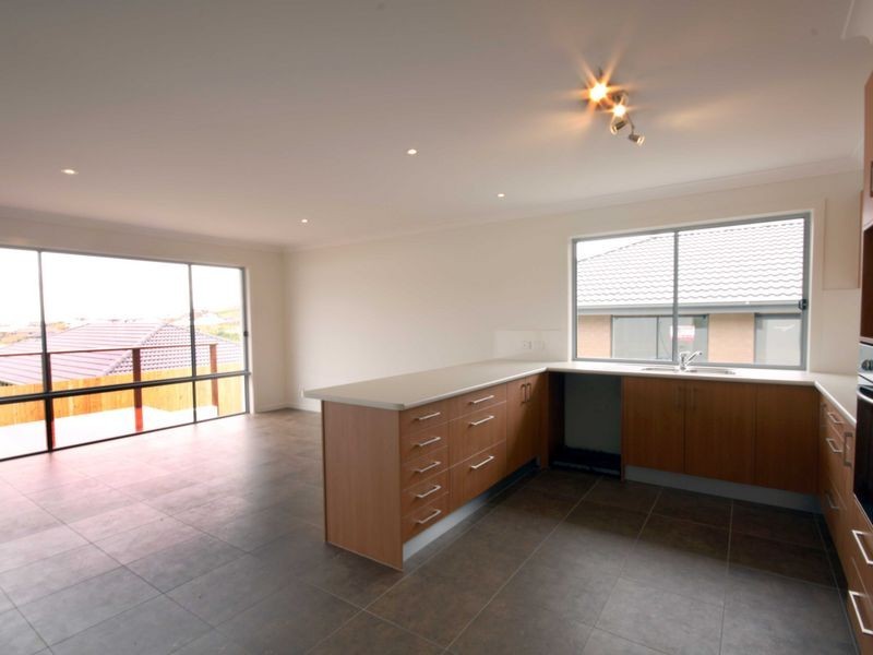 11 Roper Street, Pacific Pines QLD 4211