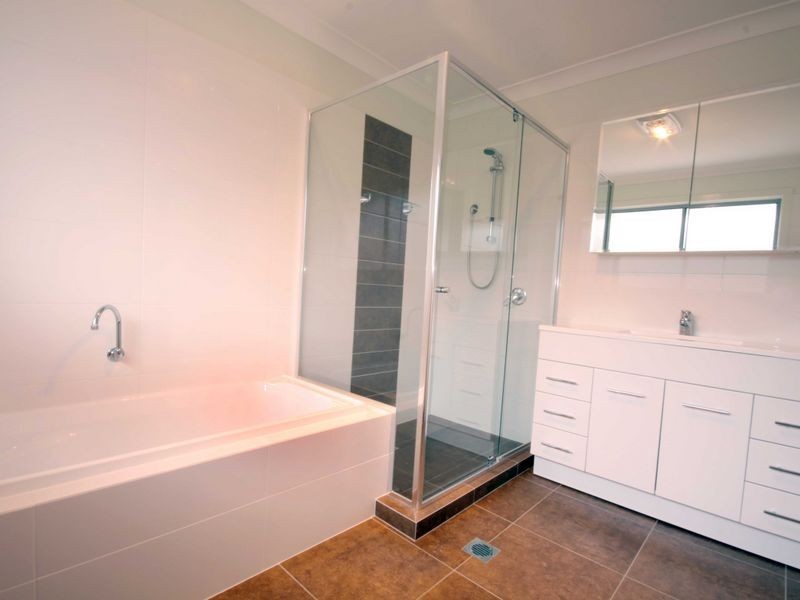 11 Roper Street, Pacific Pines QLD 4211