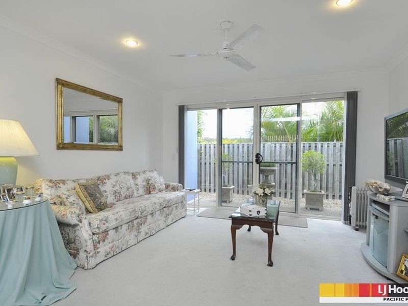 4 Mauke Place, Pacific Pines QLD 4211