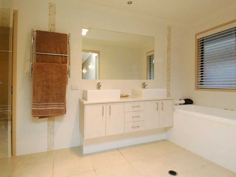 6 Victoria Drive, Pacific Pines QLD 4211