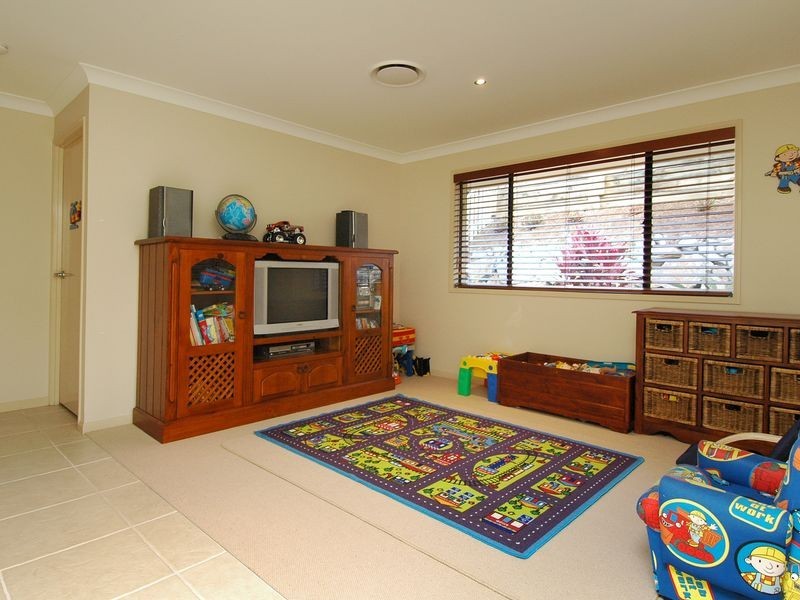 6 Victoria Drive, Pacific Pines QLD 4211