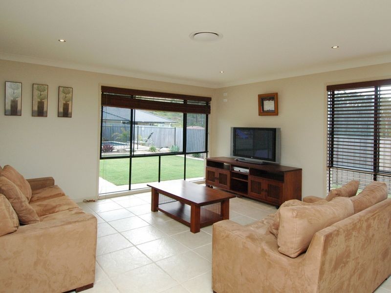 6 Victoria Drive, Pacific Pines QLD 4211