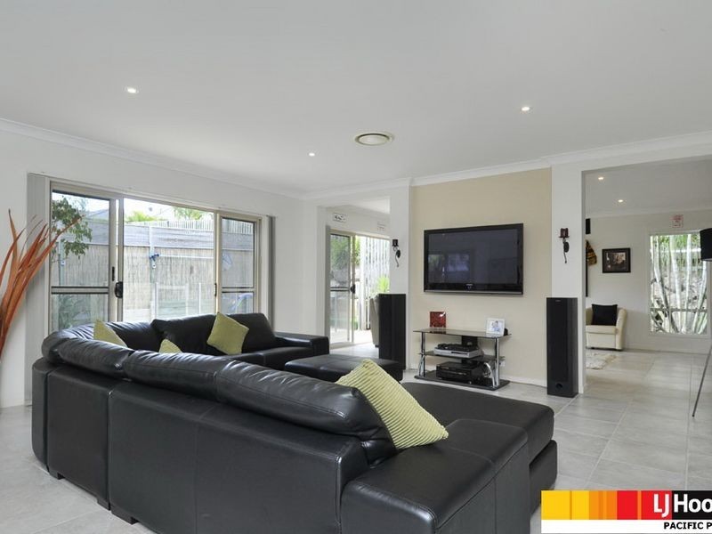 8 Arragan Court, Pacific Pines QLD 4211