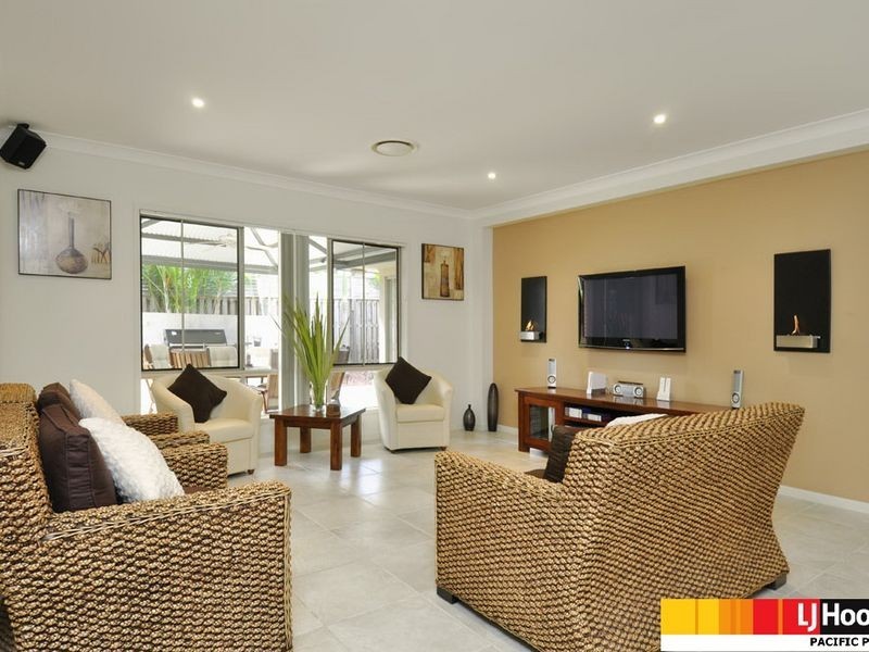 8 Arragan Court, Pacific Pines QLD 4211