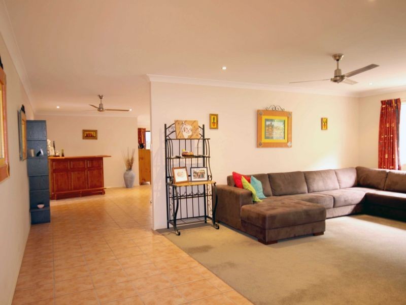 4 Murchison Street, Pacific Pines QLD 4211
