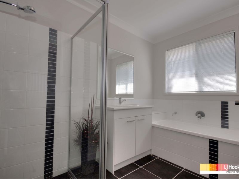 9 Hawkesbury Avenue, Pacific Pines QLD 4211