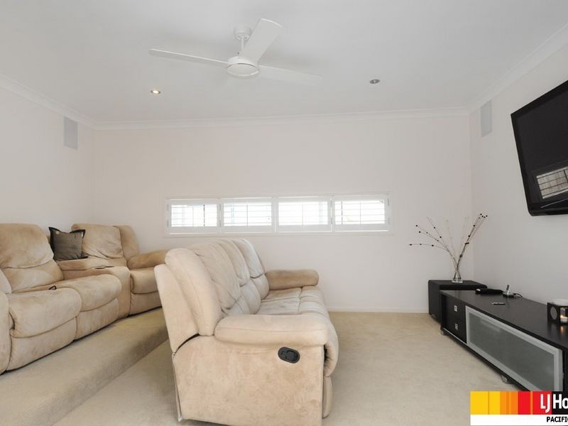 13 Wunburra Circle, Pacific Pines QLD 4211