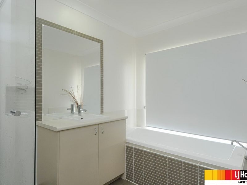 13 Wunburra Circle, Pacific Pines QLD 4211