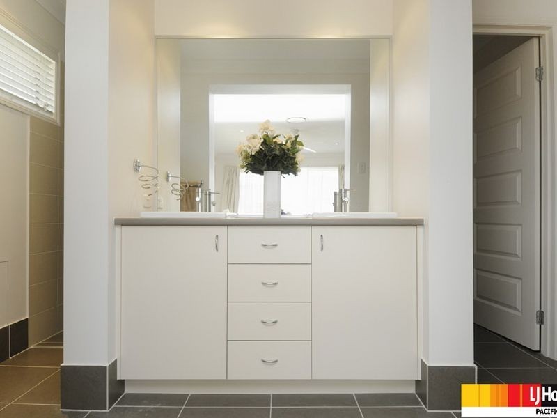 13 Wunburra Circle, Pacific Pines QLD 4211