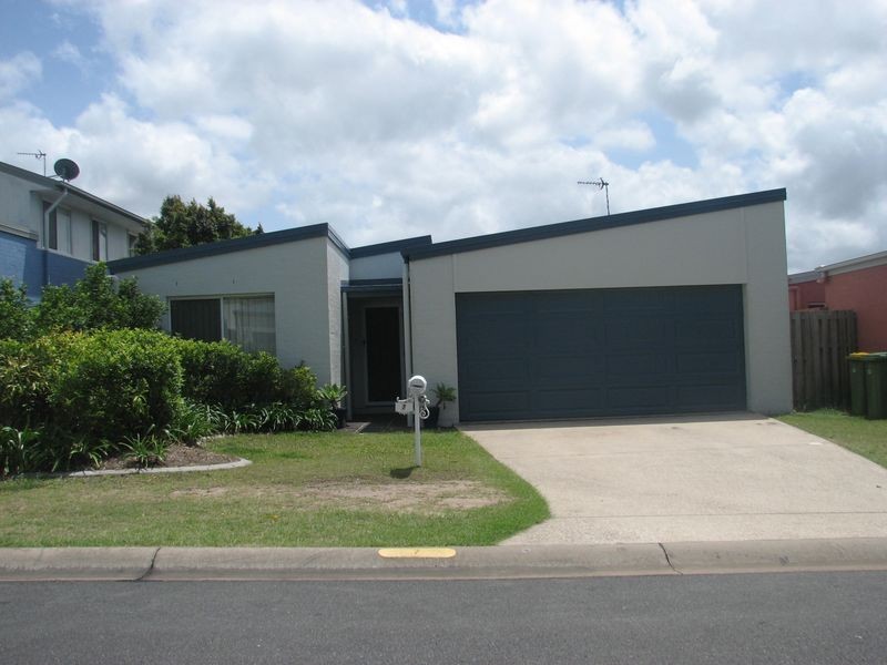 7 Norfolk Drive, Pacific Pines QLD 4211