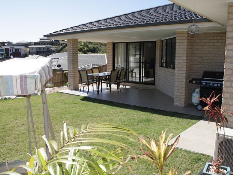 102 Wunburra Circle, Pacific Pines QLD 4211