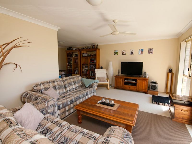 8 Flint Court, Pacific Pines QLD 4211