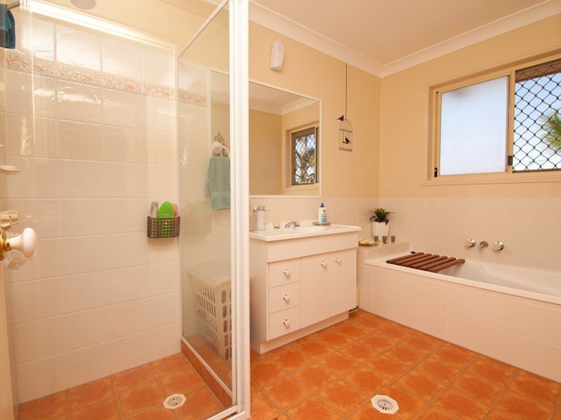 8 Flint Court, Pacific Pines QLD 4211