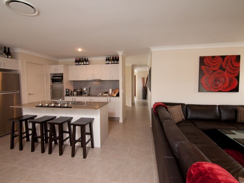 129 Wunburra Circle, Pacific Pines QLD 4211