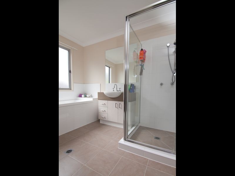 129 Wunburra Circle, Pacific Pines QLD 4211
