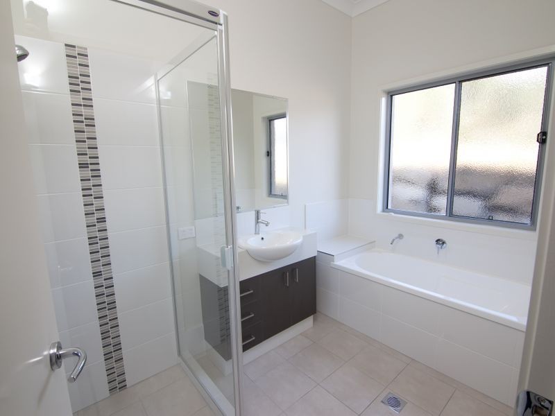 2/42 Wunburra Circle, Pacific Pines QLD 4211