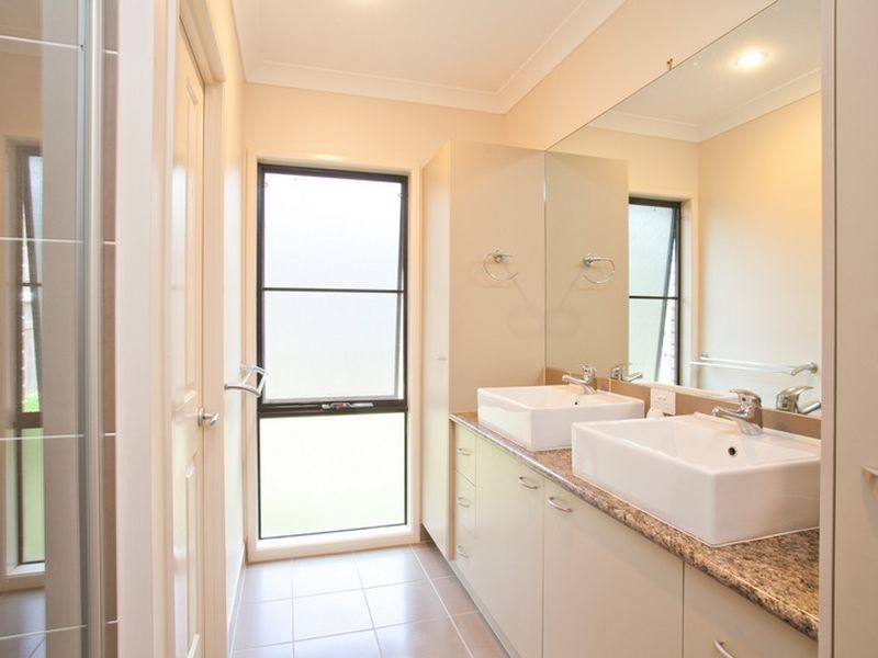 32 Roberts Drive, Pacific Pines QLD 4211