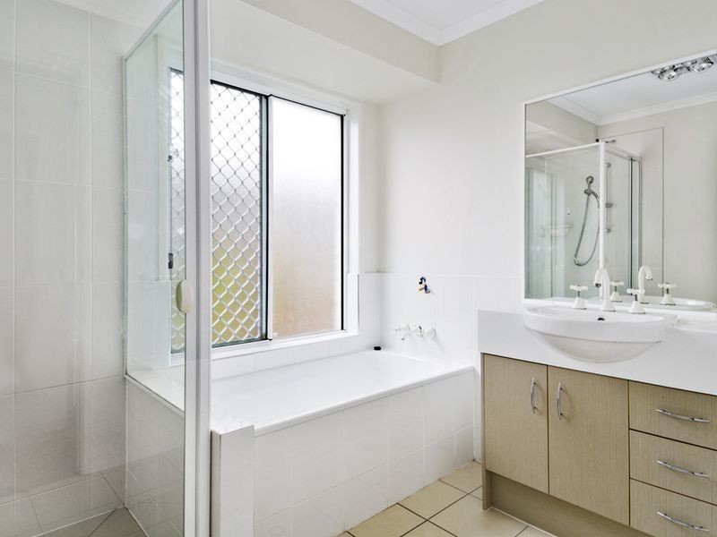 39 Barradeen Circuit, Pacific Pines QLD 4211