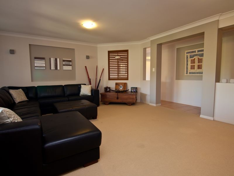 10 Palm Street, Pacific Pines QLD 4211