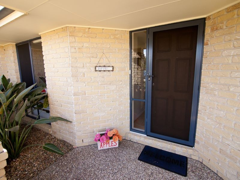 10 Palm Street, Pacific Pines QLD 4211