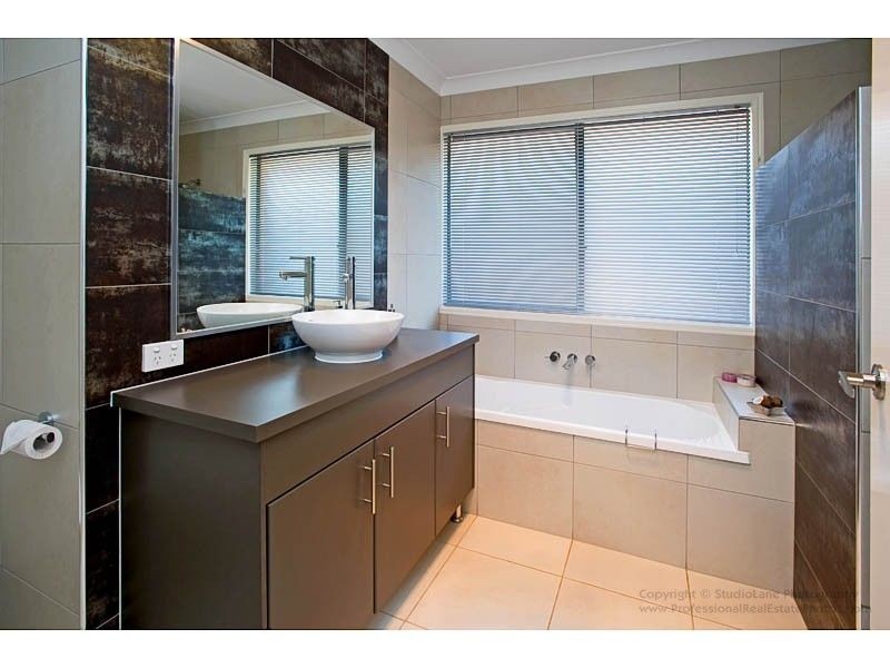 3 Tooma Place, Pacific Pines QLD 4211