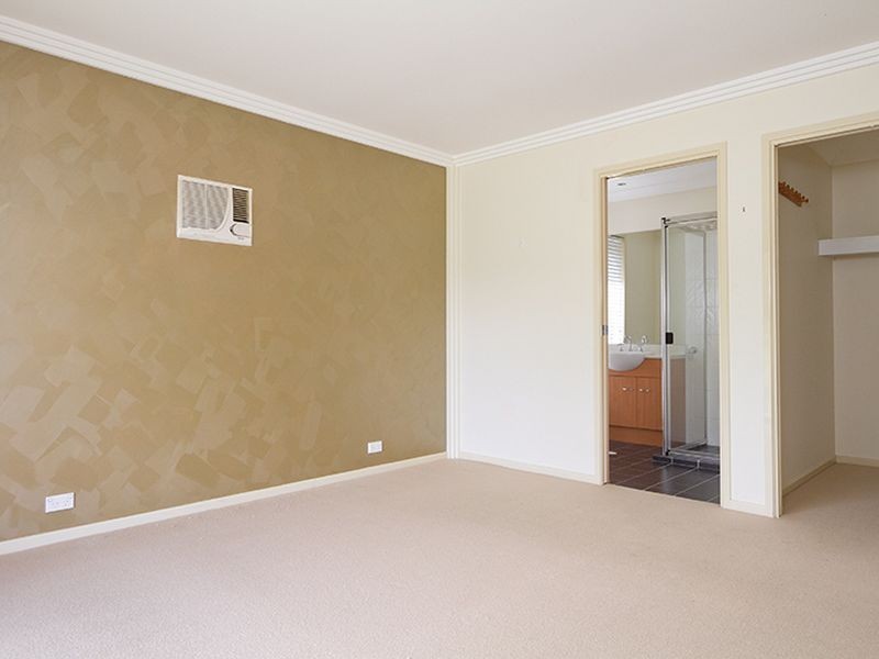 5 Heatons Crescent, Pacific Pines QLD 4211