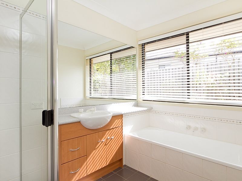 5 Heatons Crescent, Pacific Pines QLD 4211