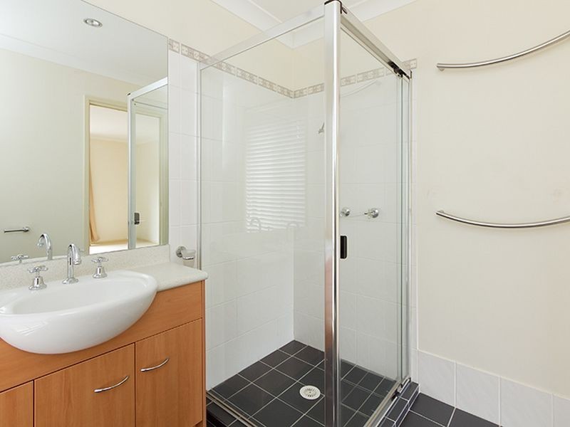 5 Heatons Crescent, Pacific Pines QLD 4211