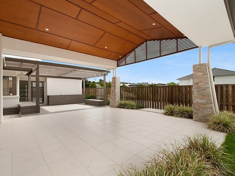 8 Codrington Circuit, Pacific Pines QLD 4211