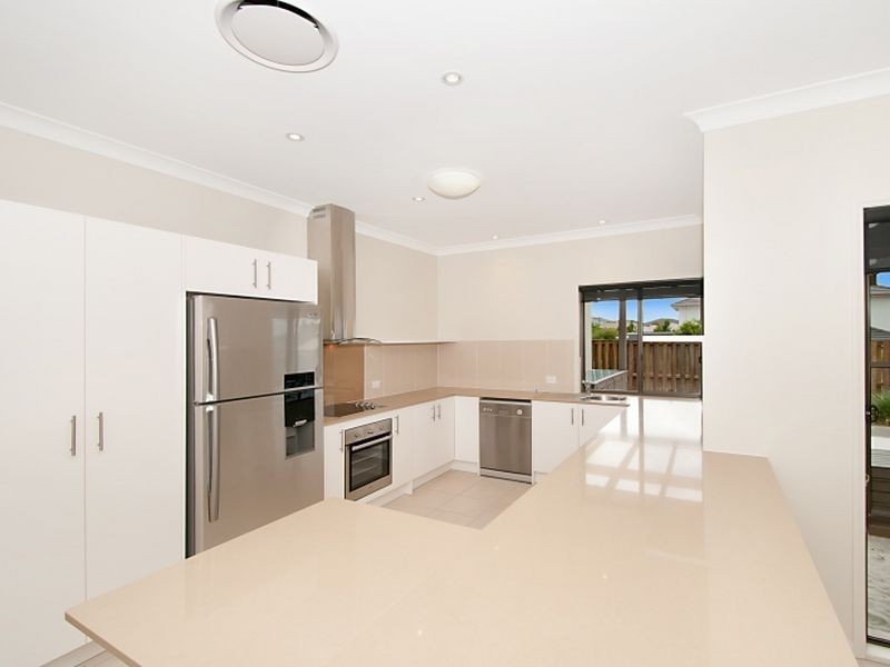 8 Codrington Circuit, Pacific Pines QLD 4211