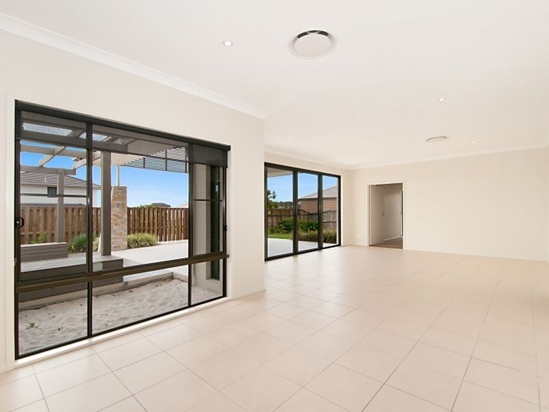 8 Codrington Circuit, Pacific Pines QLD 4211