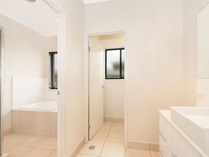 8 Codrington Circuit, Pacific Pines QLD 4211