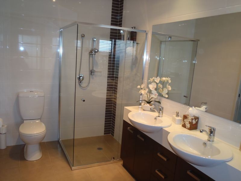 72 Harmsworth Road, Pacific Pines QLD 4211