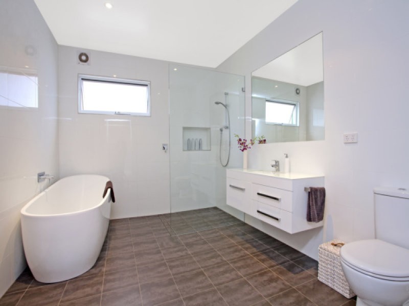 15 Parr Avenue, North Curl Curl NSW 2099