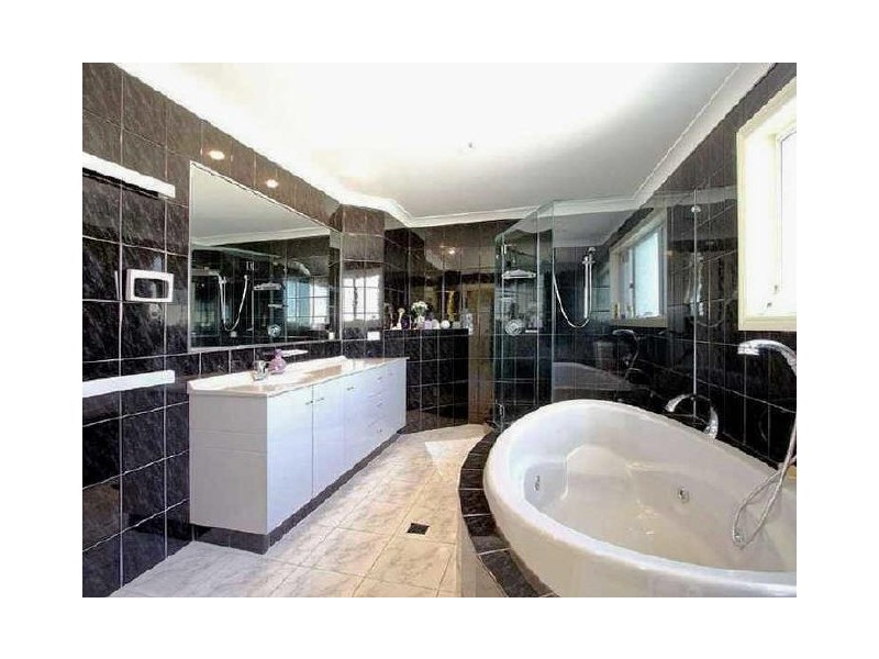 50 Santa Cruz Boulevard, Clear Island Waters QLD 4226