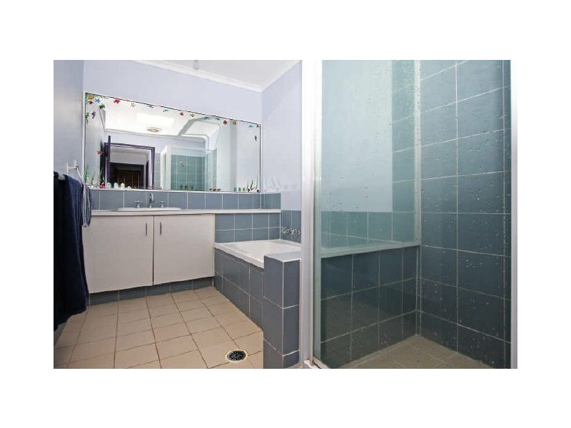 1/5 Greenlands Dr, Varsity Lakes QLD 4227