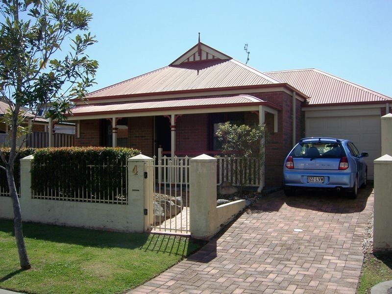 4 Shorehaven Place, Varsity Lakes QLD 4227