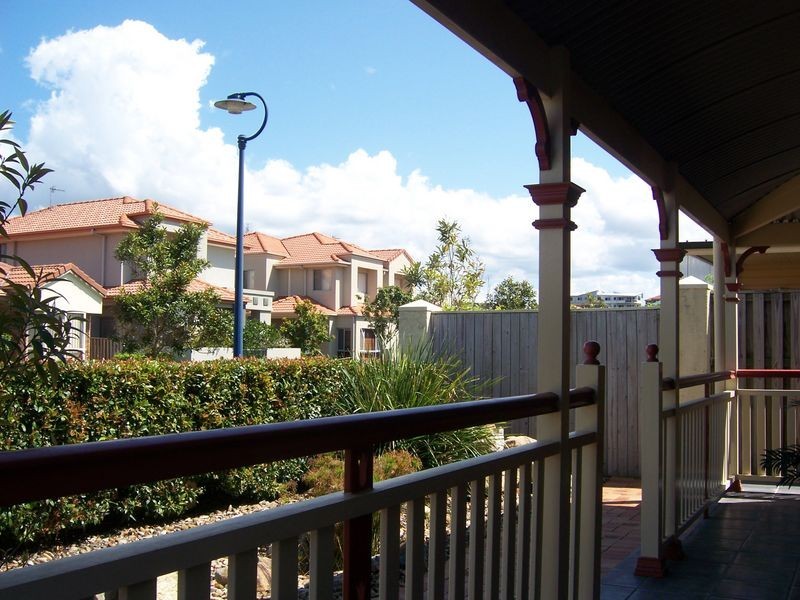 4 Shorehaven Place, Varsity Lakes QLD 4227