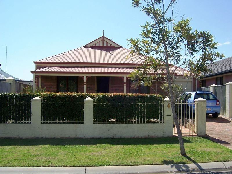 4 Shorehaven Place, Varsity Lakes QLD 4227