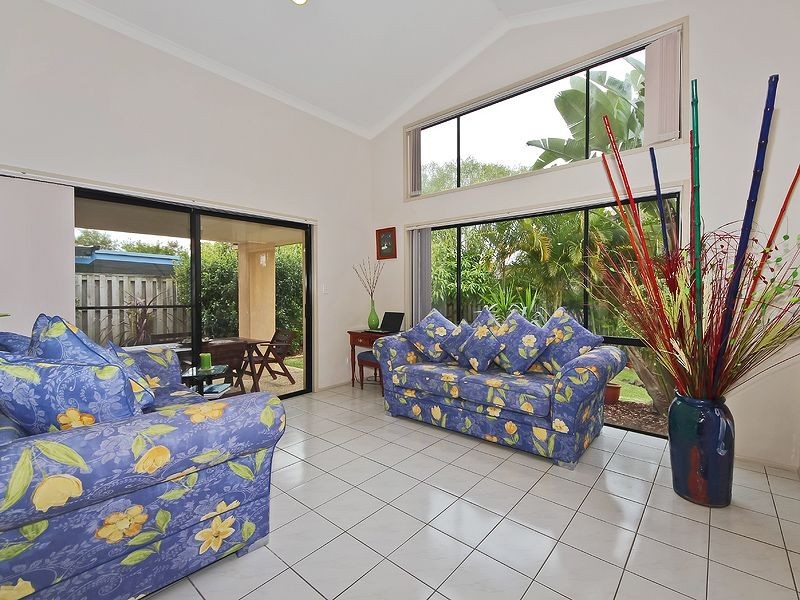 6 Lakes Circuit, Burleigh Waters QLD 4220