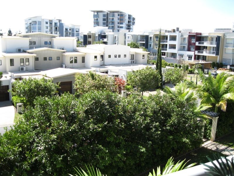 8/64 Riverwalk Avenue, Robina QLD 4226