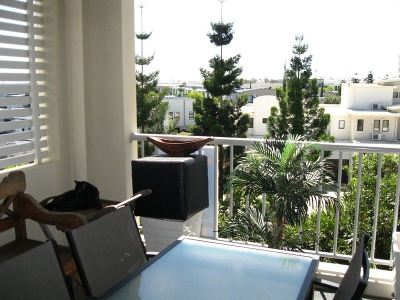 8/64 Riverwalk Avenue, Robina QLD 4226