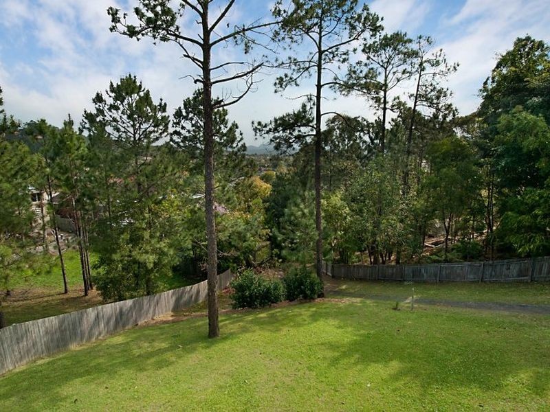 4 Corrigin Court, Elanora QLD 4221