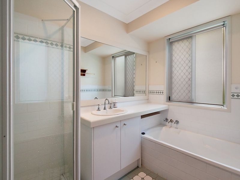 4 Corrigin Court, Elanora QLD 4221