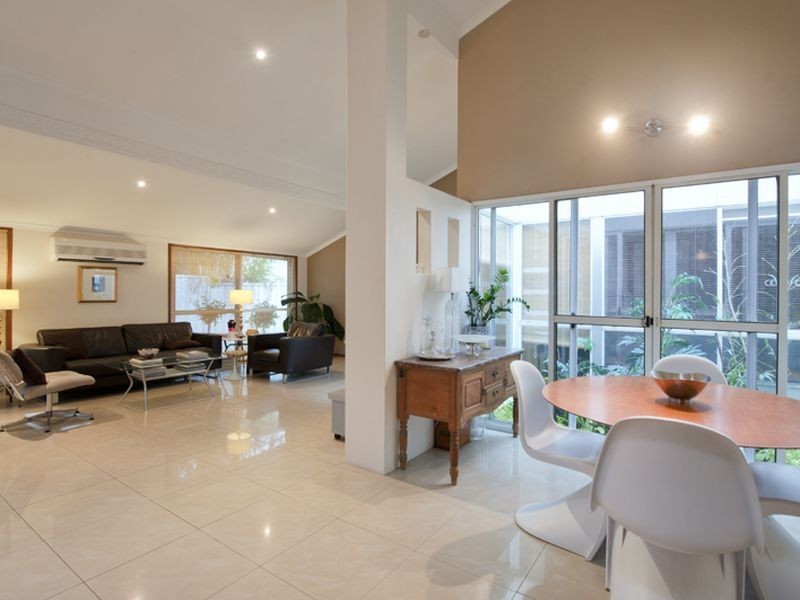 2/122 Cottesloe Drive, Robina QLD 4226